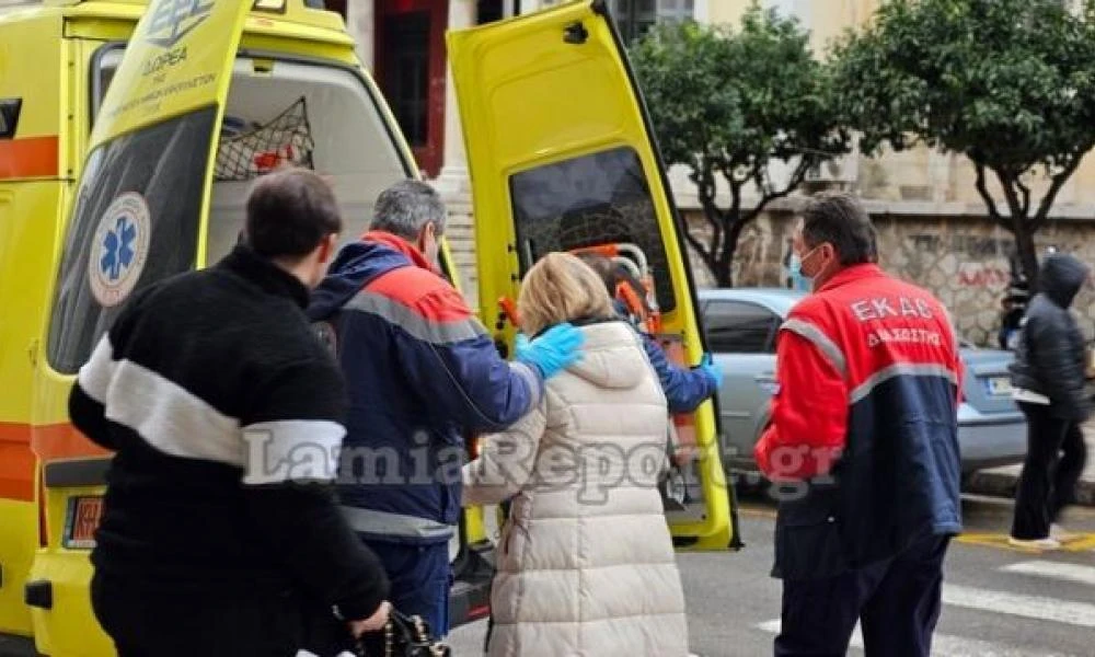Λαμία: Γυναίκα γλίστρησε στο πεζοδρόμιο και τραυματίστηκε